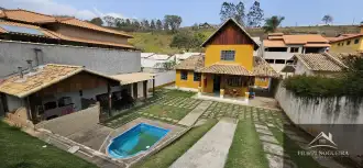 Ótima localização - Vende-se casa de 4 quartos sendo uma suíte, piscina, espaço gourmet com fogão a lenha. - csport800