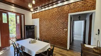 Ótima localização - Vende-se propriedade comercial com saída para duas ruas no Centro de Paty. - cshapaty