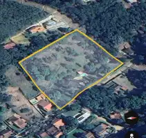 Ótima localização - Propriedade de 10.034m² com saída para duas ruas e 3 casas, apenas à 2,5km do Centro. - csjq