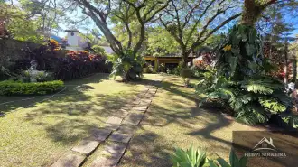 Ótima localização - Excelente propriedade com duas casas, 6 quartos, piscina, sauna e 3.600m² de terreno. - csser15