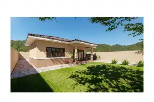 Excelente casa nova com um fino acabamento, 3 quartos sendo uma suíte. Localização maravilhosa. - fnimovel