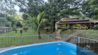 Propriedade com 3.333m² de área de terreno, composta por 3 quartos sendo uma suíte. Ótima localização. - cspor630