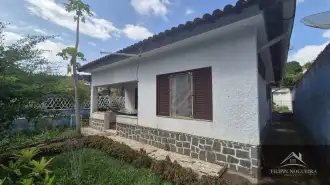 Vende-se casa linear composta por 3 quartos, espaço gourmet e 140m² de área construída. - csca470