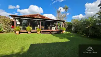 Charmosa casa composta por 4 quartos sendo duas suítes em um bairro nobre de Miguel Pereira a 5 minutos do Centro. - csmadeira