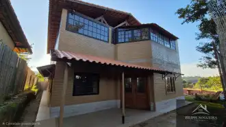 Casa moderna com 4 quartos, sendo uma suíte, lareira e energia Solar em Miguel Pereira. - FNCA40006