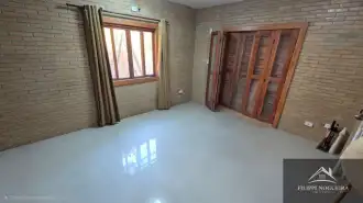 Casa moderna com 4 quartos, sendo uma suíte, lareira e energia Solar em Miguel Pereira. - FNCA40006