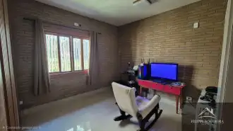 Casa moderna com 4 quartos, sendo uma suíte, lareira e energia Solar em Miguel Pereira. - FNCA40006