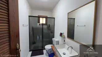 Casa moderna com 4 quartos, sendo uma suíte, lareira e energia Solar em Miguel Pereira. - FNCA40006