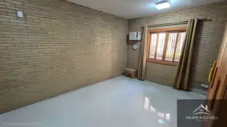 Casa moderna com 4 quartos, sendo uma suíte, lareira e energia Solar em Miguel Pereira. - FNCA40006
