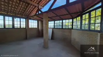 Casa moderna com 4 quartos, sendo uma suíte, lareira e energia Solar em Miguel Pereira. - FNCA40006