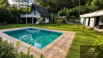 Chalé com piscina, área gourmet, kitnet e duas suítes externas em terreno de 1.450 m² em Miguel Pereira. - FNCA50003