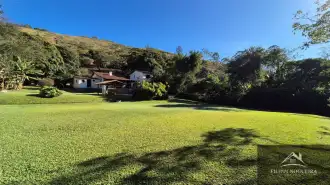 Propriedade maravilhosa com piscina, 5 quartos, sendo uma suíte, apartamento independente e um área total com 2.600m² em Miguel Pereira. - casa980javary