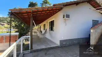 Casa com 2 quartos, sendo uma suíte, em um área total de 657,39m² em Miguel Pereira. - FNCA20012