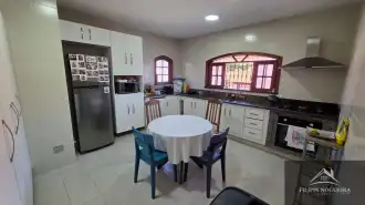 Belíssima residência de alto padrão com 6 quartos, sendo 3 suítes, sauna, área gourmet completa em um bairro nobre de Miguel Pereira. - casavillage2100