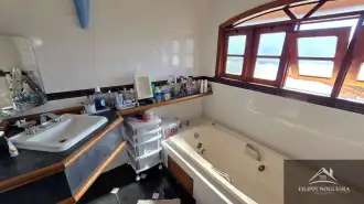 Belíssima residência de alto padrão com 6 quartos, sendo 3 suítes, sauna, área gourmet completa em um bairro nobre de Miguel Pereira. - casavillage2100