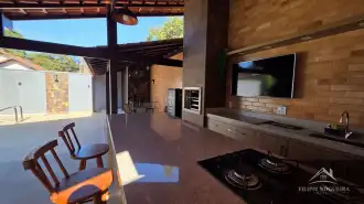Belíssima residência de alto padrão com 6 quartos, sendo 3 suítes, sauna, área gourmet completa em um bairro nobre de Miguel Pereira. - casavillage2100