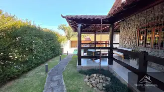 Belíssima residência de alto padrão com 6 quartos, sendo 3 suítes, sauna, área gourmet completa em um bairro nobre de Miguel Pereira. - casavillage2100
