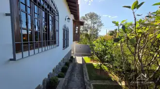 Belíssima residência de alto padrão com 6 quartos, sendo 3 suítes, sauna, área gourmet completa em um bairro nobre de Miguel Pereira. - casavillage2100
