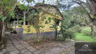 Excelente oportunidade! Casa com 2 quartos, sendo uma suíte, área gourmet e amplo terreno de 855 m², totalmente aproveitável. - FNCA20013
