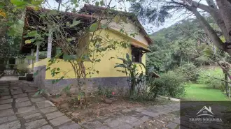Excelente oportunidade! Casa com 2 quartos, sendo uma suíte, área gourmet e amplo terreno de 855 m², totalmente aproveitável. - FNCA20013