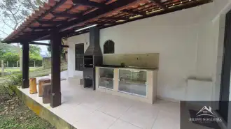 Excelente oportunidade! Casa com 2 quartos, sendo uma suíte, área gourmet e amplo terreno de 855 m², totalmente aproveitável. - FNCA20013