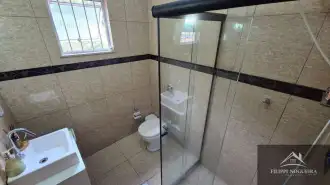 Excelente oportunidade! Casa com 2 quartos, sendo uma suíte, área gourmet e amplo terreno de 855 m², totalmente aproveitável. - FNCA20013