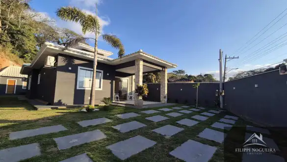 Totalmente linear - Maravilhosa casa plana com 4 quartos, sendo duas suítes, piscina e espaço gourmet. - FNCA40011