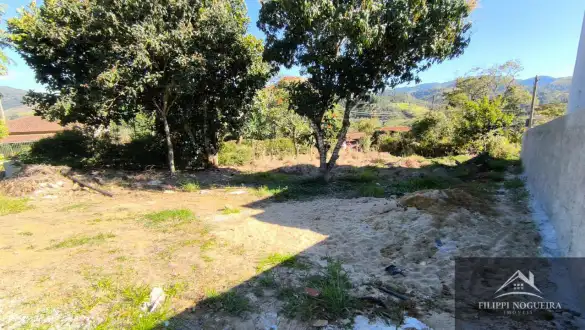 Terreno de esquina com 750 m² e saída para duas ruas, localizado em um bairro nobre de Miguel Pereira. - FNTE00018
