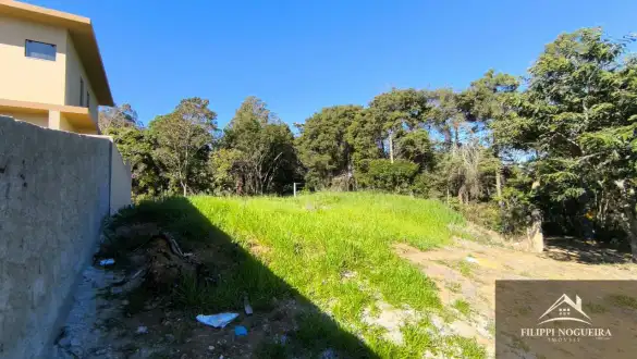 Terreno de esquina com 750 m² e saída para duas ruas, localizado em um bairro nobre de Miguel Pereira. - FNTE00018