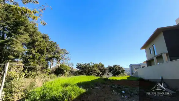 Terreno de esquina com 750 m² e saída para duas ruas, localizado em um bairro nobre de Miguel Pereira. - FNTE00018