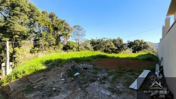 Terreno de esquina com 750 m² e saída para duas ruas, localizado em um bairro nobre de Miguel Pereira. - FNTE00018