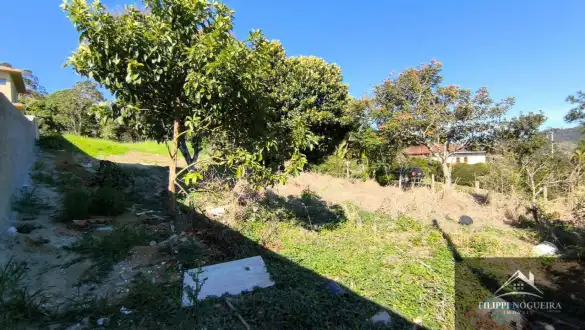 Terreno de esquina com 750 m² e saída para duas ruas, localizado em um bairro nobre de Miguel Pereira. - FNTE00018