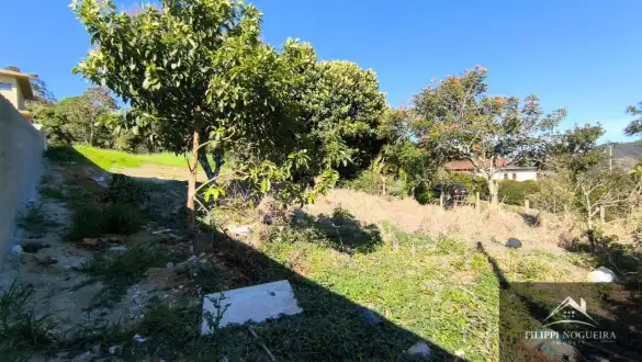 Terreno de esquina com 750 m² e saída para duas ruas, localizado em um bairro nobre de Miguel Pereira. - FNTE00018