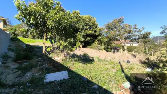 Terreno de esquina com 750 m² e saída para duas ruas, localizado em um bairro nobre de Miguel Pereira. - FNTE00018