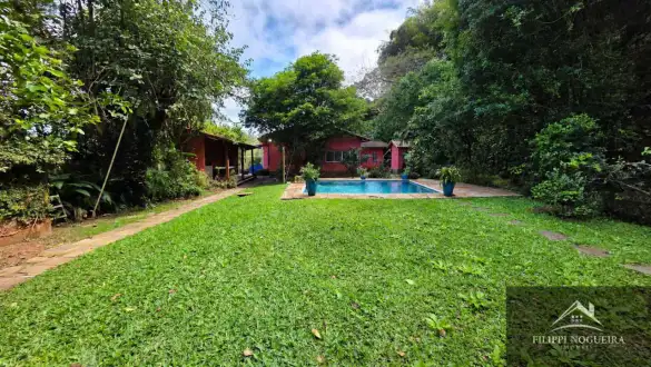 Propriedade 3 quartos, sendo duas suítes, piscina, espaço gourmet completo e 6.157 m² de área total em Miguel Pereira - FNCAGOV