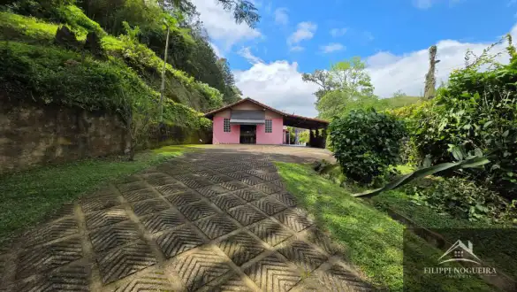 Propriedade 3 quartos, sendo duas suítes, piscina, espaço gourmet completo e 6.157 m² de área total em Miguel Pereira - FNCAGOV