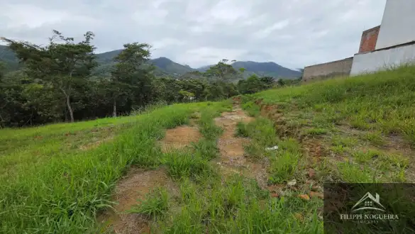 Excelente terreno, com uma vista deslumbrante para o verde, ótima vizinhança e apenas 4 minutos do Centro de Miguel Pereira. - FNTE00021