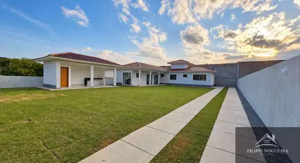 Excelente casa linear de primeira locação, com 3 quartos, sendo uma suíte, área gourmet em um bairro nobre de Miguel Pereira - FNCA30010N