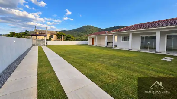 Excelente casa linear de primeira locação, com 3 quartos, sendo uma suíte, área gourmet em um bairro nobre de Miguel Pereira - FNCA30010N