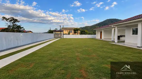 Excelente casa linear de primeira locação, com 3 quartos, sendo uma suíte, área gourmet em um bairro nobre de Miguel Pereira - FNCA30010N