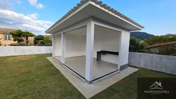 Excelente casa linear de primeira locação, com 3 quartos, sendo uma suíte, área gourmet em um bairro nobre de Miguel Pereira - FNCA30010N