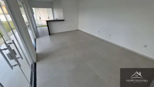 Excelente casa linear de primeira locação, com 3 quartos, sendo uma suíte, área gourmet em um bairro nobre de Miguel Pereira - FNCA30010N