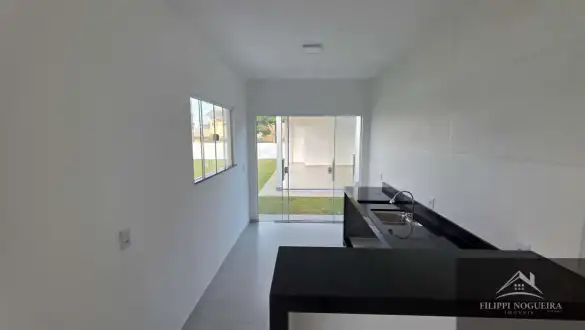 Excelente casa linear de primeira locação, com 3 quartos, sendo uma suíte, área gourmet em um bairro nobre de Miguel Pereira - FNCA30010N