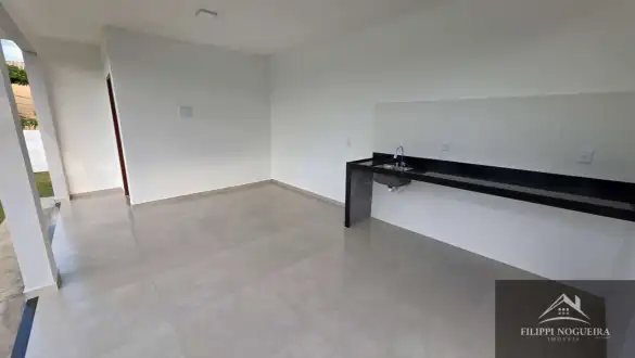 Excelente casa linear de primeira locação, com 3 quartos, sendo uma suíte, área gourmet em um bairro nobre de Miguel Pereira - FNCA30010N