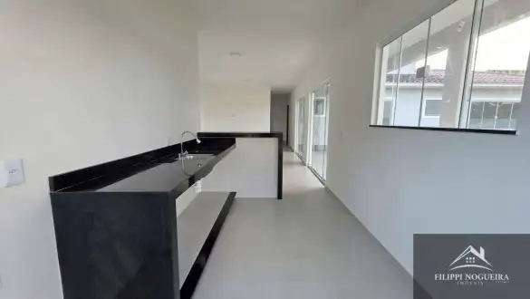 Excelente casa linear de primeira locação, com 3 quartos, sendo uma suíte, área gourmet em um bairro nobre de Miguel Pereira - FNCA30010N
