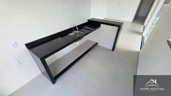 Excelente casa linear de primeira locação, com 3 quartos, sendo uma suíte, área gourmet em um bairro nobre de Miguel Pereira - FNCA30010N
