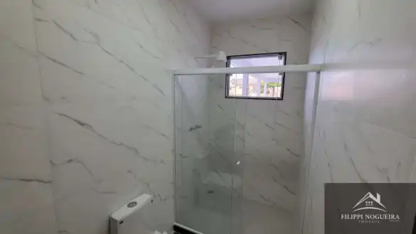 Excelente casa linear de primeira locação, com 3 quartos, sendo uma suíte, área gourmet em um bairro nobre de Miguel Pereira - FNCA30010N