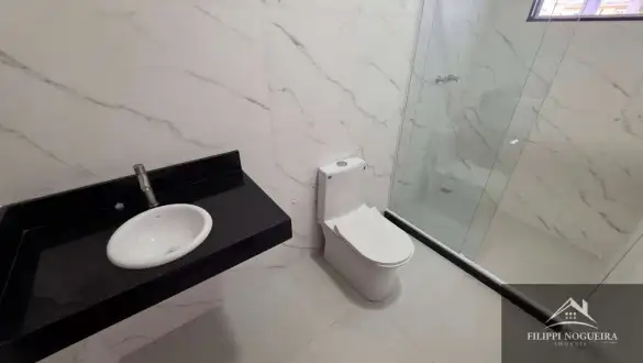 Excelente casa linear de primeira locação, com 3 quartos, sendo uma suíte, área gourmet em um bairro nobre de Miguel Pereira - FNCA30010N
