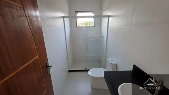 Excelente casa linear de primeira locação, com 3 quartos, sendo uma suíte, área gourmet em um bairro nobre de Miguel Pereira - FNCA30010N