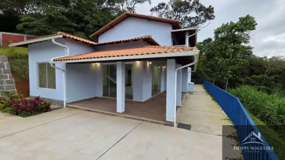 Casa duplex de alto padrão com 3 quartos, suíte e vista para as montanhas em bairro nobre de Miguel Pereira - FNCA30012S